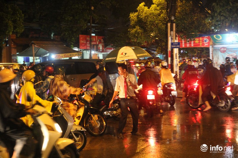 TP.HCM: Nhiều người dân đứng giữa phố ngập nước điều tiết giao thông - ảnh 5