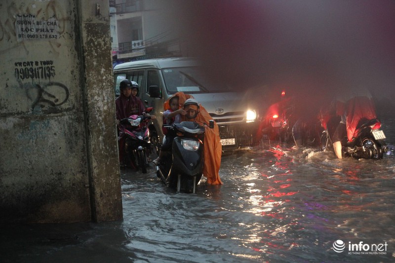 TP.HCM: Nhiều người dân đứng giữa phố ngập nước điều tiết giao thông - ảnh 11