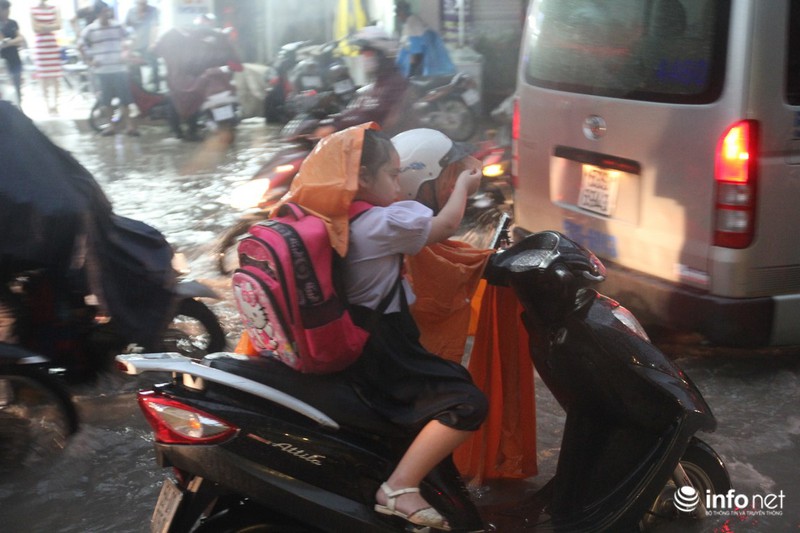 TP.HCM: Nhiều người dân đứng giữa phố ngập nước điều tiết giao thông - ảnh 12