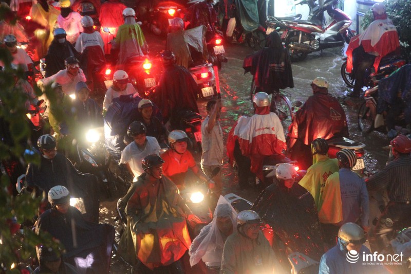 TP.HCM: Nhiều người dân đứng giữa phố ngập nước điều tiết giao thông - ảnh 6