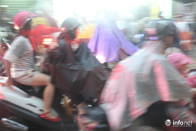 TP.HCM: Nhiều người dân đứng giữa phố ngập nước điều tiết giao thông - ảnh 14