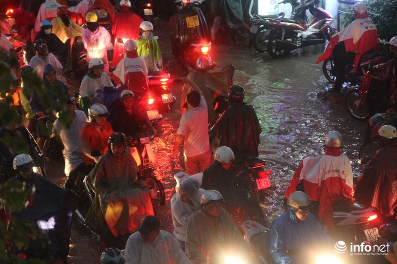 TP.HCM: Nhiều người dân đứng giữa phố ngập nước điều tiết giao thông - ảnh 7