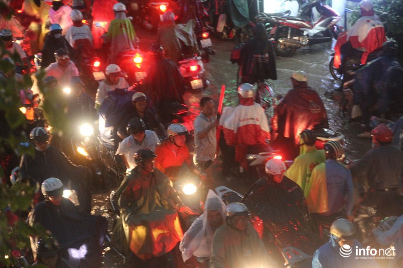 TP.HCM: Nhiều người dân đứng giữa phố ngập nước điều tiết giao thông - ảnh 8