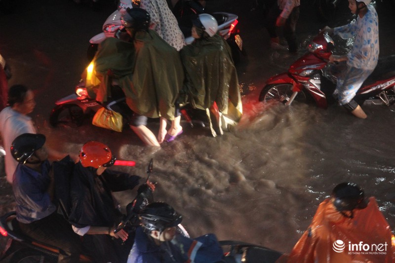 TP.HCM: Nhiều người dân đứng giữa phố ngập nước điều tiết giao thông - ảnh 2