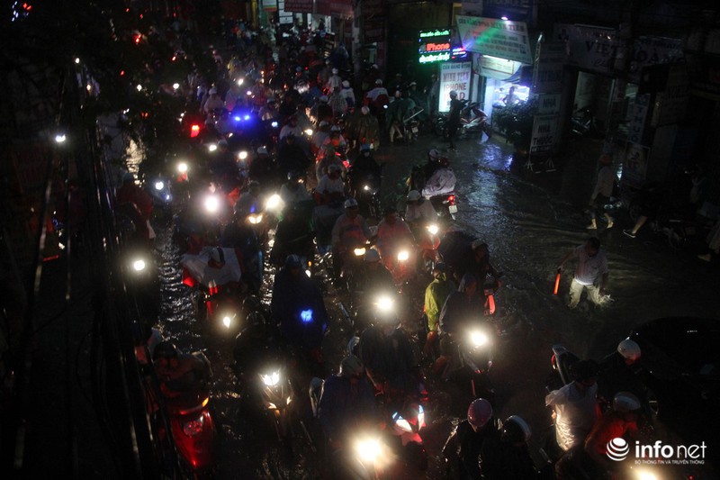 TP.HCM: Nhiều người dân đứng giữa phố ngập nước điều tiết giao thông - ảnh 3