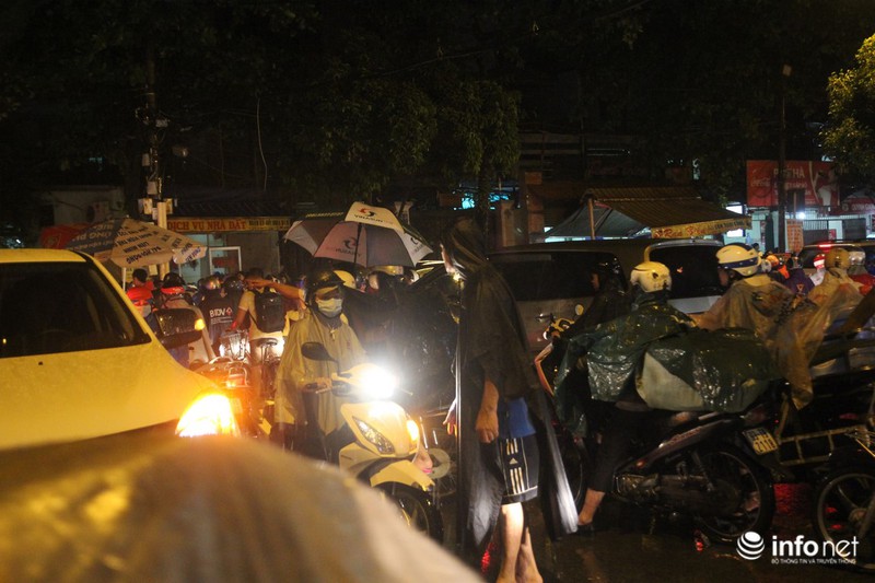 TP.HCM: Nhiều người dân đứng giữa phố ngập nước điều tiết giao thông - ảnh 15