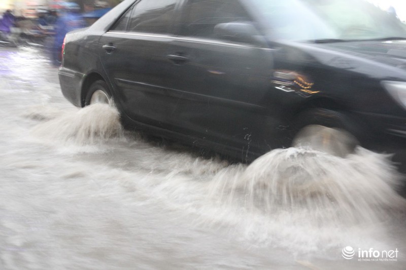 TP.HCM: Nhiều người dân đứng giữa phố ngập nước điều tiết giao thông - ảnh 9