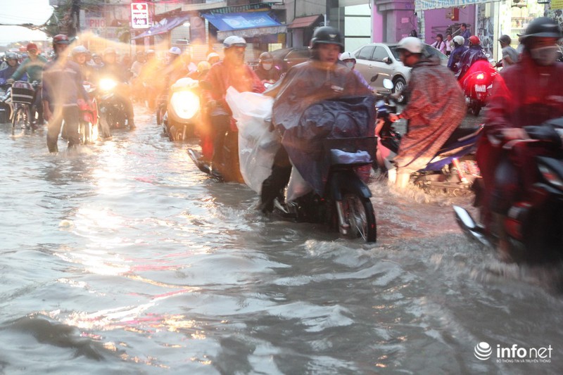 TP.HCM: Nhiều người dân đứng giữa phố ngập nước điều tiết giao thông - ảnh 10