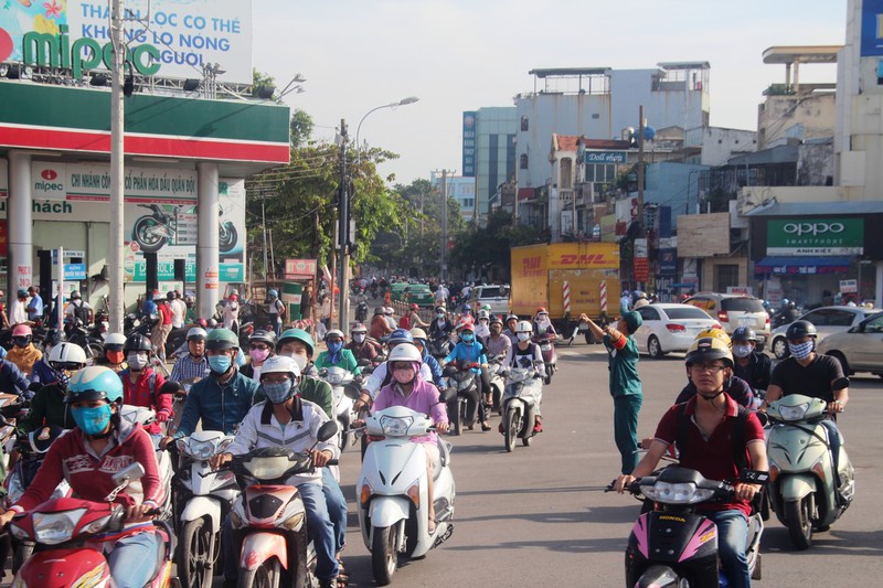 Hàng nghìn người Sài Gòn trễ giờ làm vì kẹt xe - ảnh 1