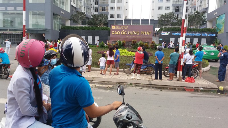 TP.HCM: Hàng trăm người tháo chạy khỏi cao ốc bị cháy - ảnh 1