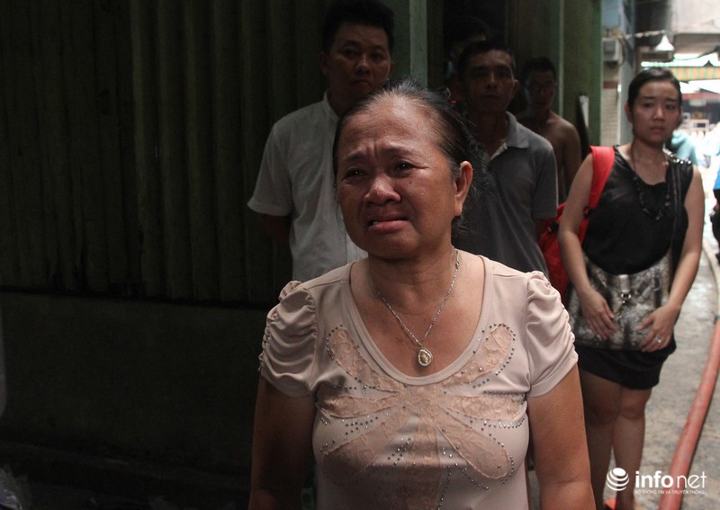 Người dân xóm nghèo cầu Ông Lãnh ôm nhau khóc khi nhà tan hoang - ảnh 4