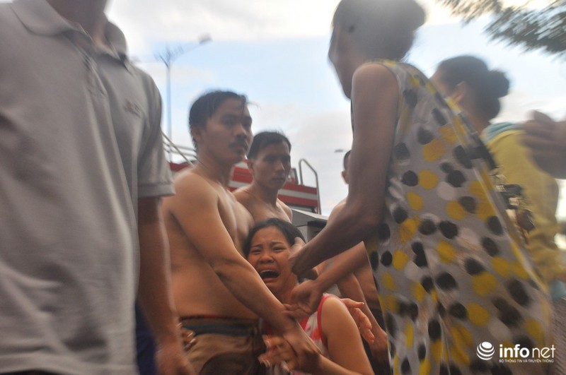 Người dân xóm nghèo cầu Ông Lãnh ôm nhau khóc khi nhà tan hoang - ảnh 1