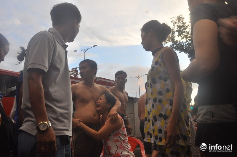 Người dân xóm nghèo cầu Ông Lãnh ôm nhau khóc khi nhà tan hoang - ảnh 2