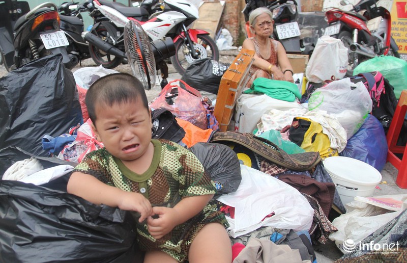 Người dân xóm nghèo cầu Ông Lãnh ôm nhau khóc khi nhà tan hoang - ảnh 6