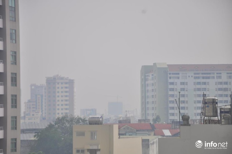 12h trưa, trời Sài Gòn ẩn hiện trong sương mù kết hợp