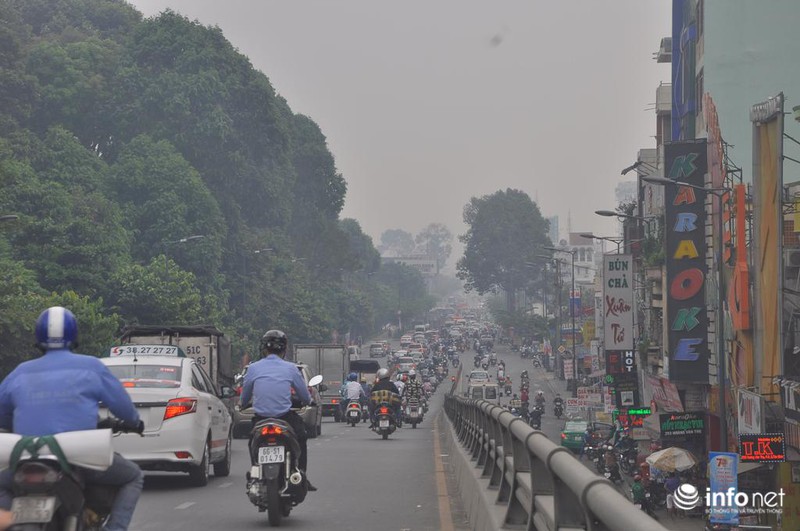 12h trưa, trời Sài Gòn ẩn hiện trong sương mù kết hợp