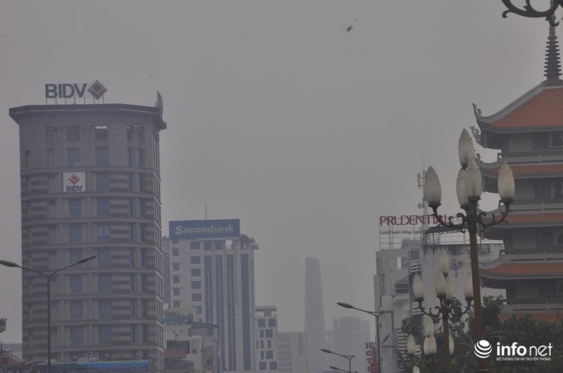 12h trưa, trời Sài Gòn ẩn hiện trong sương mù kết hợp 
