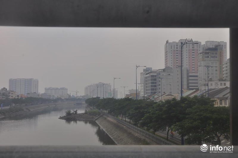 12h trưa, trời Sài Gòn ẩn hiện trong sương mù kết hợp