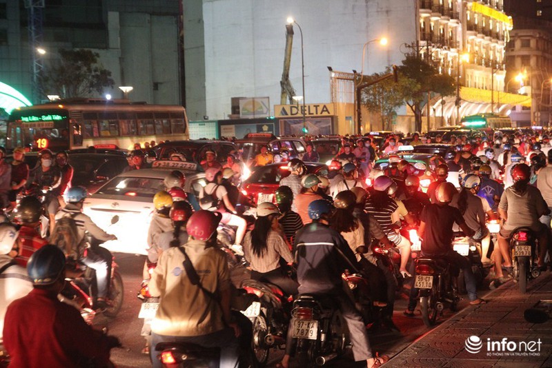 Đường phố Sài Gòn, phố đi bộ Nguyễn Huệ kẹt cứng người chơi Noel - ảnh 7