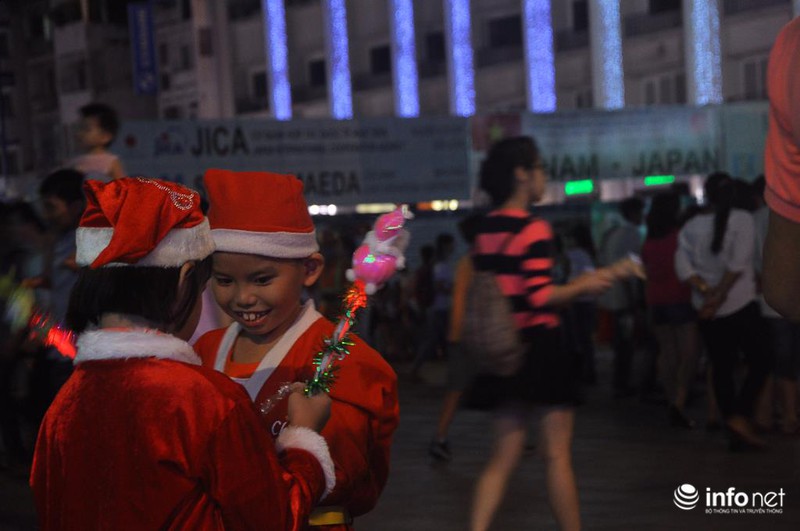 Đường phố Sài Gòn, phố đi bộ Nguyễn Huệ kẹt cứng người chơi Noel - ảnh 16