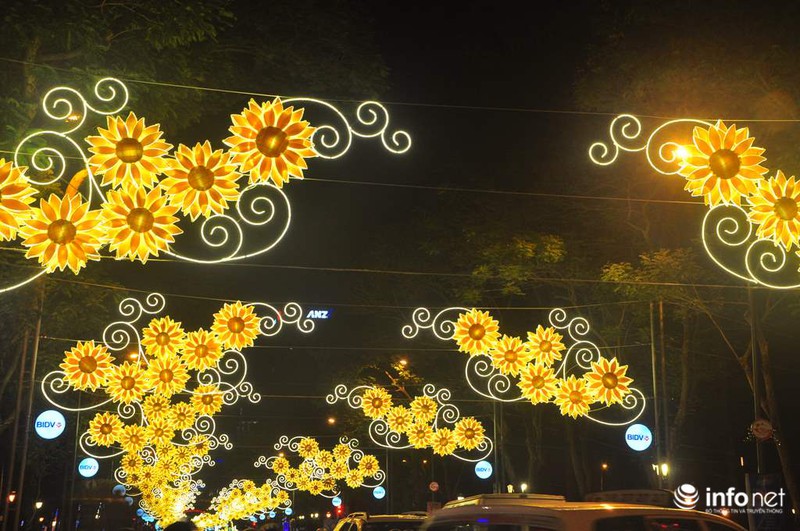 Đường phố Sài Gòn, phố đi bộ Nguyễn Huệ kẹt cứng người chơi Noel - ảnh 10