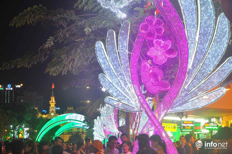 Đường phố Sài Gòn, phố đi bộ Nguyễn Huệ kẹt cứng người chơi Noel - ảnh 13