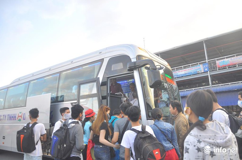 Chiều cuối năm, người dân nườm nượp rời Sài Gòn về quê ăn Tết - ảnh 12