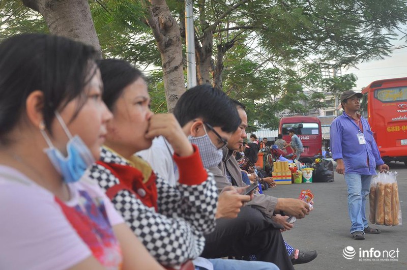 Chiều cuối năm, người dân nườm nượp rời Sài Gòn về quê ăn Tết - ảnh 14