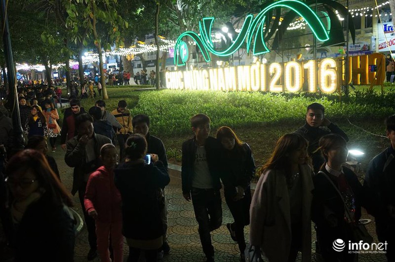 Người dân hai đầu đất nước náo nức chào năm mới 2016 - ảnh 17