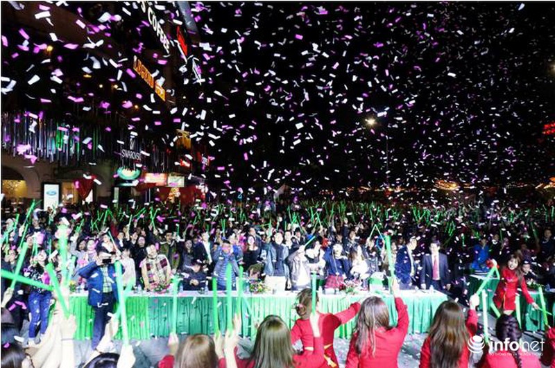 Người dân hai đầu đất nước náo nức chào năm mới 2016 - ảnh 1