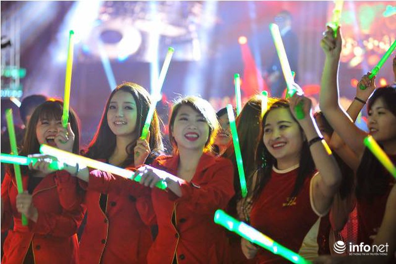 Người dân hai đầu đất nước náo nức chào năm mới 2016 - ảnh 3