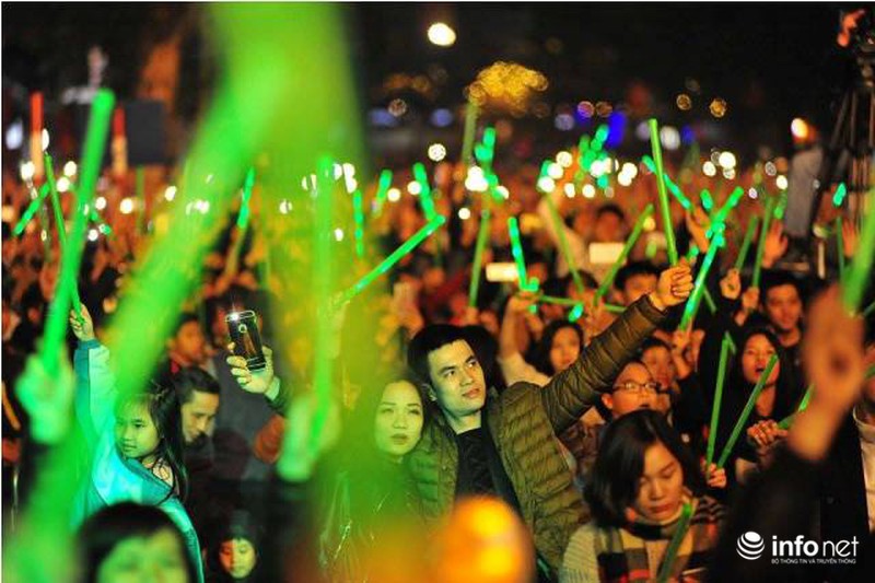 Người dân hai đầu đất nước náo nức chào năm mới 2016 - ảnh 4