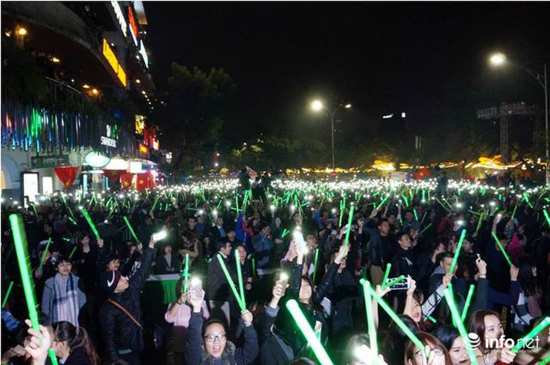 Người dân hai đầu đất nước náo nức chào năm mới 2016 - ảnh 7