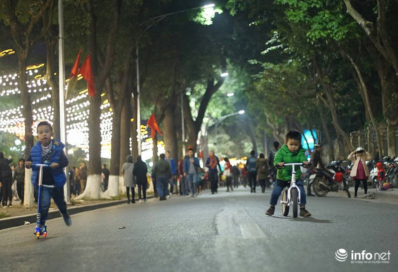 Người dân hai đầu đất nước náo nức chào năm mới 2016 - ảnh 11