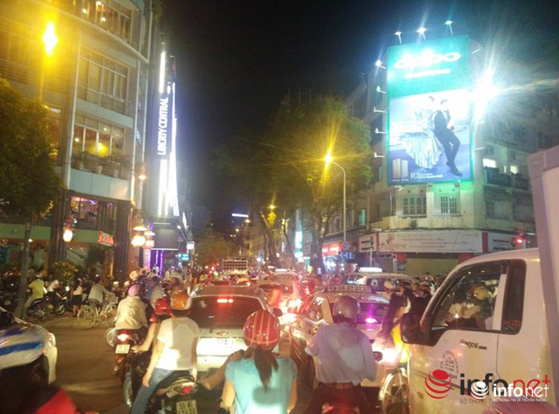 Người dân hai đầu đất nước náo nức chào năm mới 2016 - ảnh 18