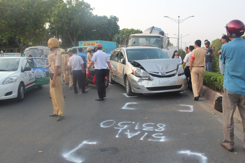 TP. Hồ Chí Minh: Xe trộn bê tông gây tai nạn liên hoàn - ảnh 2