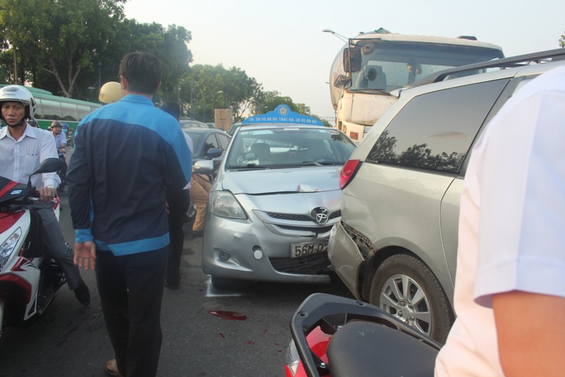 TP. Hồ Chí Minh: Xe trộn bê tông gây tai nạn liên hoàn - ảnh 1
