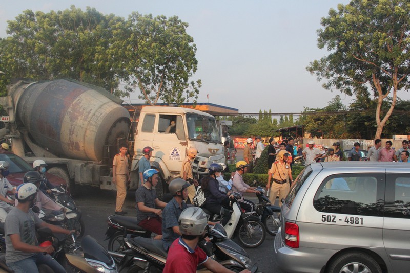 TP. Hồ Chí Minh: Xe trộn bê tông gây tai nạn liên hoàn - ảnh 4