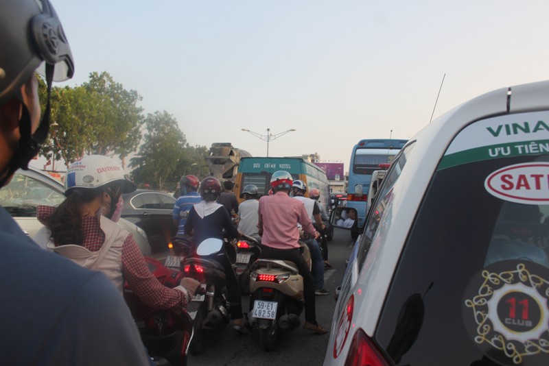 TP. Hồ Chí Minh: Xe trộn bê tông gây tai nạn liên hoàn - ảnh 5