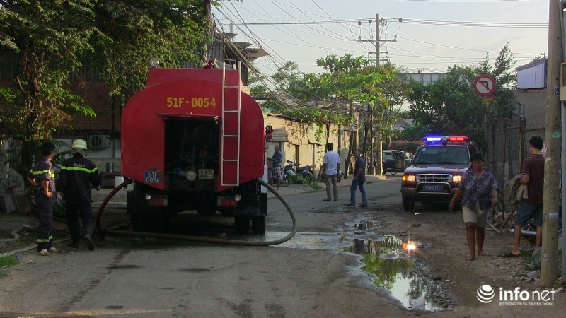 TP.HCM: Hàng trăm lính cứu hỏa dập đám cháy xưởng gỗ rộng hàng trăm m2 - ảnh 2