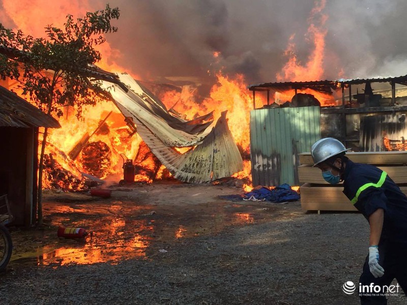 TP.HCM: Hàng trăm lính cứu hỏa dập đám cháy xưởng gỗ rộng hàng trăm m2 - ảnh 4