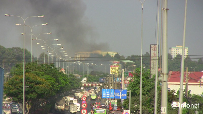 TP.HCM: Hàng trăm lính cứu hỏa dập đám cháy xưởng gỗ rộng hàng trăm m2 - ảnh 1