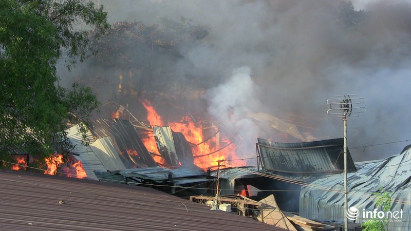 TP.HCM: Hàng trăm lính cứu hỏa dập đám cháy xưởng gỗ rộng hàng trăm m2 - ảnh 5