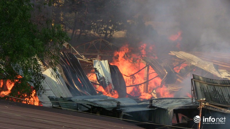 TP.HCM: Hàng trăm lính cứu hỏa dập đám cháy xưởng gỗ rộng hàng trăm m2 - ảnh 6