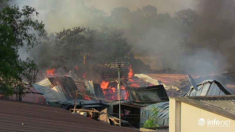 TP.HCM: Hàng trăm lính cứu hỏa dập đám cháy xưởng gỗ rộng hàng trăm m2 - ảnh 7