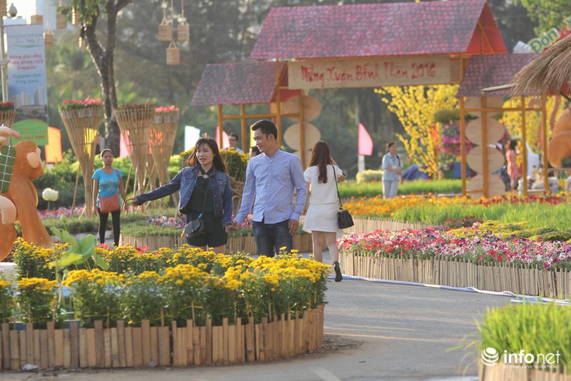 Thiếu nữ duyên dáng bên đường hoa xuân tại phố nhà giàu Sài Gòn - ảnh 2