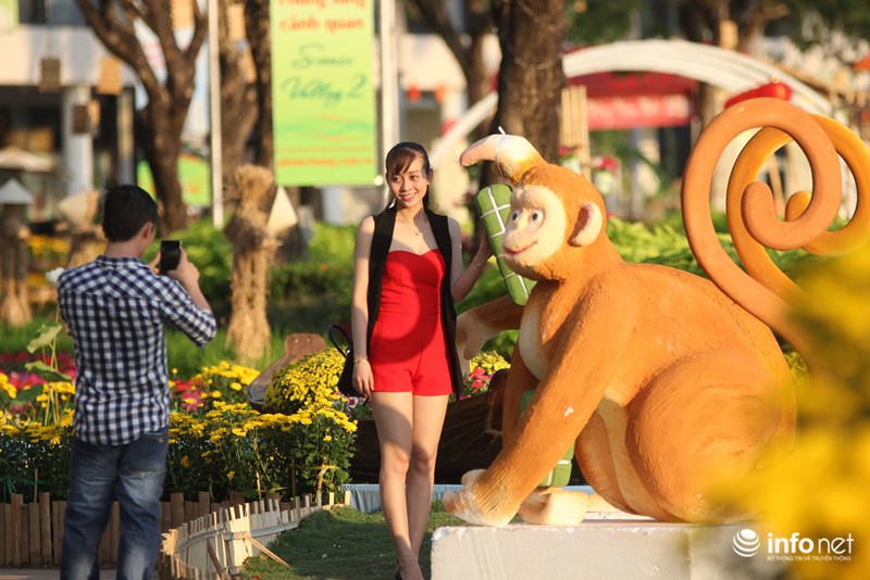 Thiếu nữ duyên dáng bên đường hoa xuân tại phố nhà giàu Sài Gòn - ảnh 6