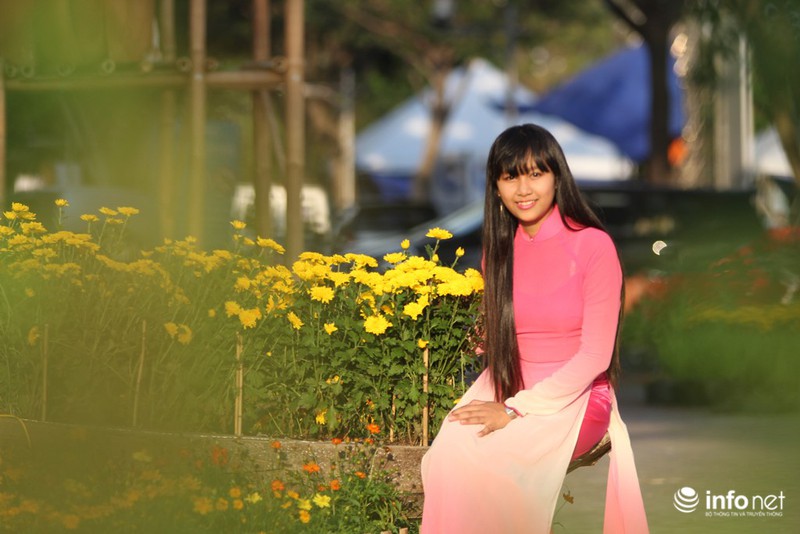 Thiếu nữ duyên dáng bên đường hoa xuân tại phố nhà giàu Sài Gòn - ảnh 13