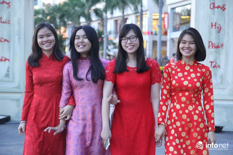 Thiếu nữ duyên dáng bên đường hoa xuân tại phố nhà giàu Sài Gòn - ảnh 17