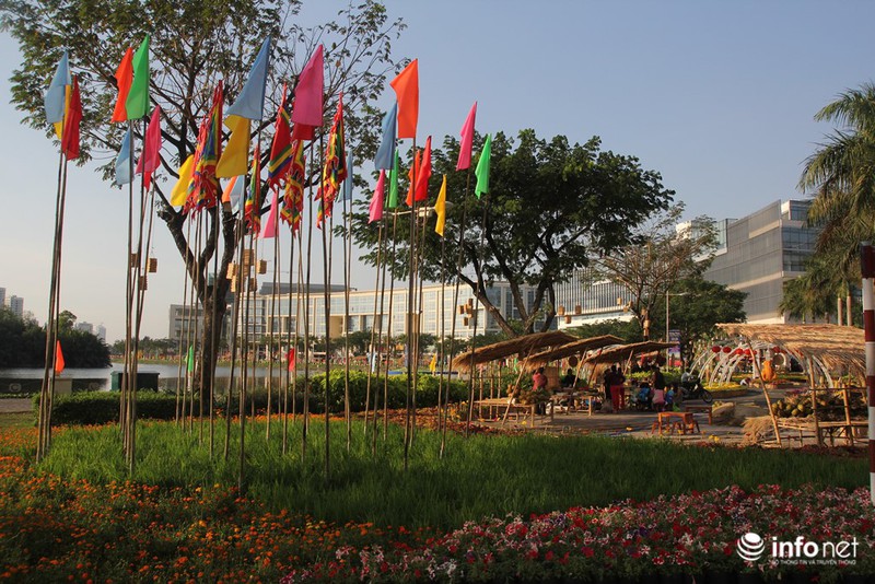 Thiếu nữ duyên dáng bên đường hoa xuân tại phố nhà giàu Sài Gòn - ảnh 22